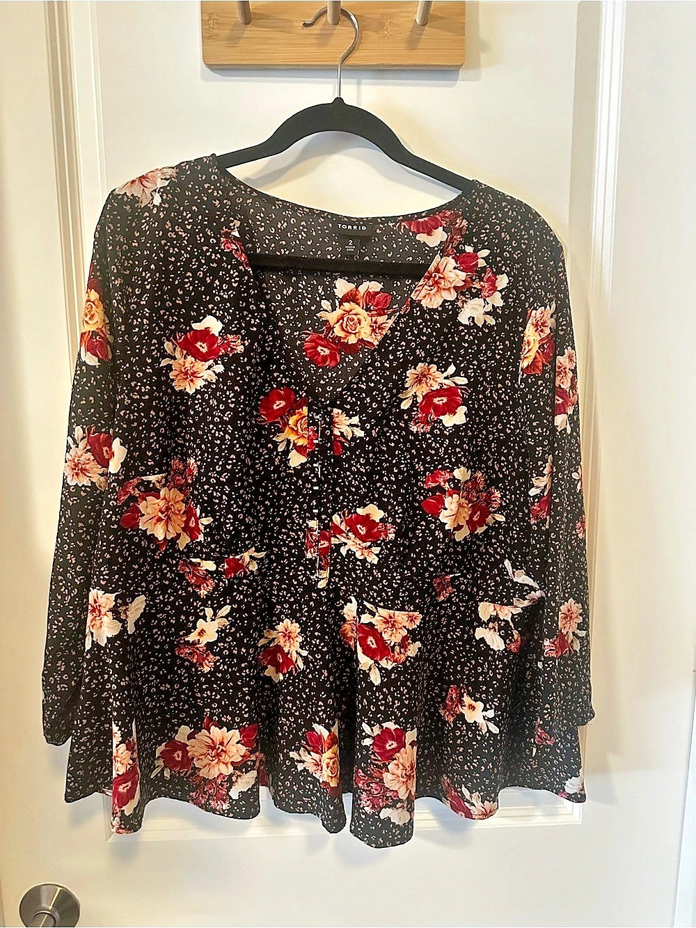 Torrid Floral Blouse in Black & Red Size 2 Like New